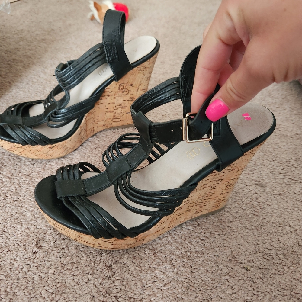 Black wedges